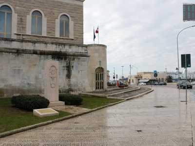 Di fronte all�ingresso del porto di Bari, sul lungomare Imperatore Augusto, si trova una piccola cappella inglobata in una torre dell�edificio dell�Autorit� portuale
